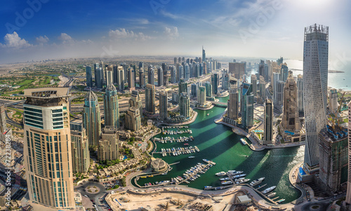 Naklejka na szybę DUBAI, UAE - OKTOBER 10: Modern buildings in Dubai Marina, Dubai