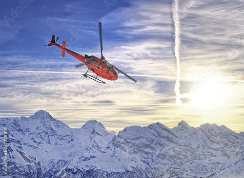 Obraz na płótnie canvas dwuczęściowy "dyptyk" Czerwony helikopter w szwajcarskich Alpach w pobliżu góry jungfrau
