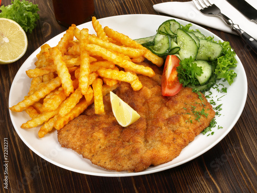 Tapeta ścienna na wymiar Schnitzel mit Pommes Frites