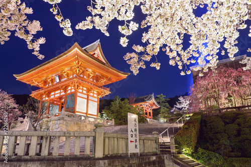 Tapeta ścienna Kiyomizu-dera sanktuarium w Kioto, Japonia na wiosnę