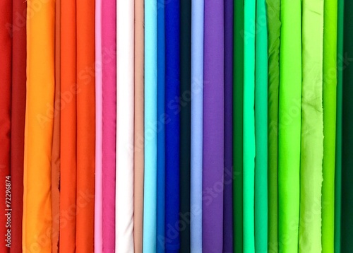 Plakat Kolorowe tkaniny w sklepie z tkaninami