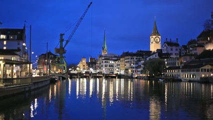 Fototapete - River Limmat  in the centre of Zurich in the evening