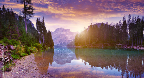 Obraz na płótnie canvas Piękne lago di braies zobaczyć o świcie