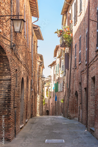 Naklejka na szybę The narrow twisting streets in the small Italian town