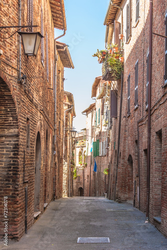 Naklejka dekoracyjna The narrow twisting streets in the small Italian town