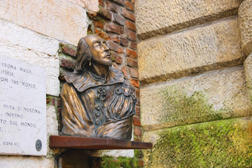 Bronze bust of William Shakespeare in Verona, Italy