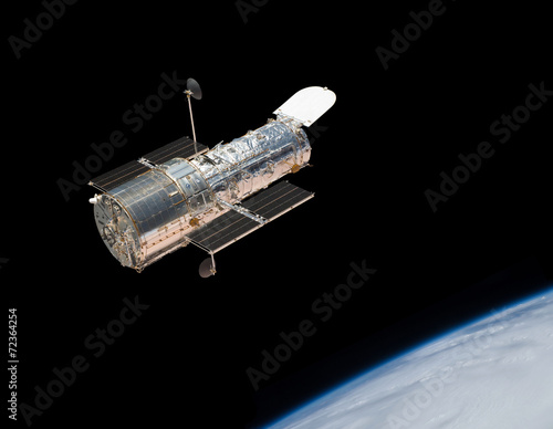 Fotografía Hubble Space Telescope in orbit above the Earth.