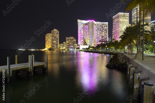 Plakat na papierze fotorealistycznym Miasto miami downtown w nocy przy bayside