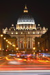 Bazylika św. Piotra nocą w Rzymie  