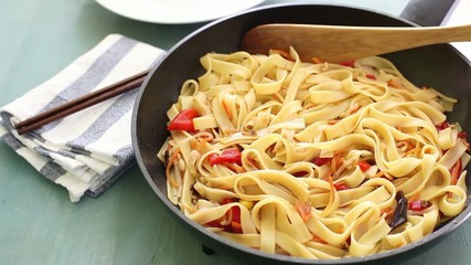 Canvas Print - serving pasta