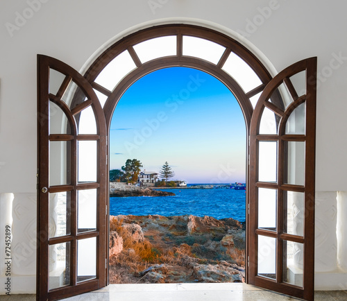 Naklejka dekoracyjna door open sea