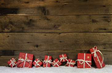 Fototapete - Weihnachtlicher Holz Hintergrund mit Geschenke rot als Gutschein