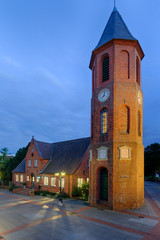 Fototapete - Glockenturm Wyk Föhr beleuchtet