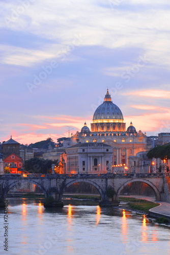 Zdjęcie XXL Malowniczy widok bazyliki św. Piotra nad Tybrem w Rzymie  