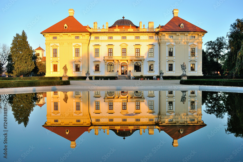 Obraz na płótnie Slavkov castle reflected in water w salonie