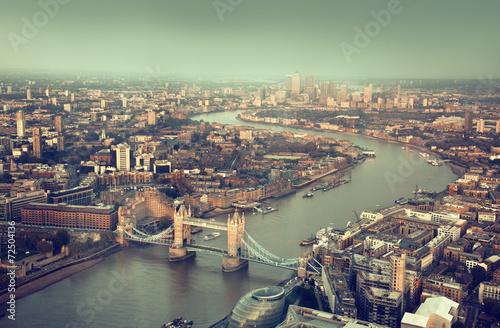 Fotoboard na płycie Londyn widok z lotu ptaka z mostu tower bridge w czasie zachodu słońca