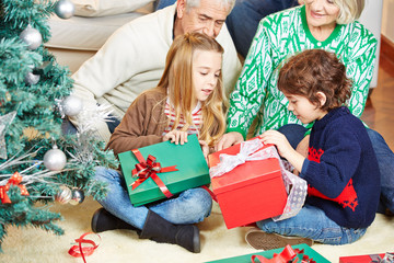 Wall Mural - Weihnachten mit Großeltern und Geschenken