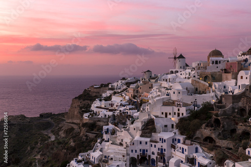 Tapeta ścienna Oia wieś o zachodzie słońca na wyspie santorini, grecja