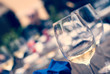 Bicchieri di vino bianco sul tavolo del bar