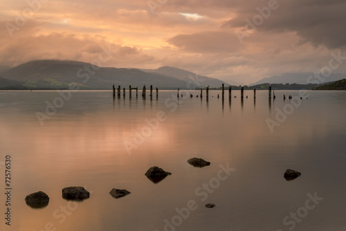 Plakat na papierze fotorealistycznym Loch Lomond Molo i góry o zachodzie słońca