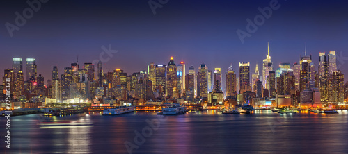 Naklejka samoprzylepna Panoramiczny widok na manhattan w nocy