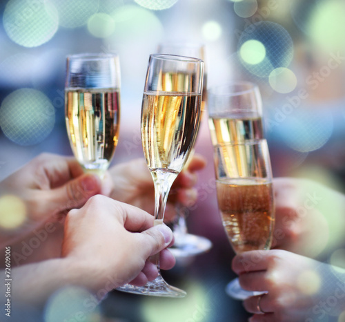 Fotografía People holding glasses of champagne making a toast