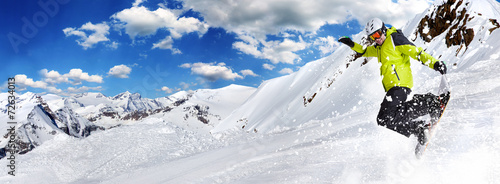 Dekoracja na wymiar  snowboardzista-w-wysokich-gorach