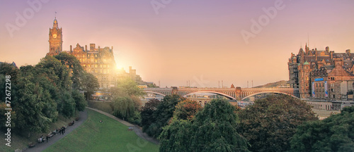 Cuadros en Lienzo Panoramic view of Edinburgh, Scotland, UK with the setting sun