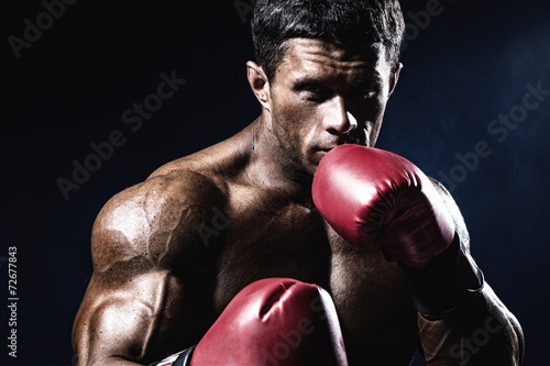 Foto Young man looking aggressive with boxing gloves. Caucasian male