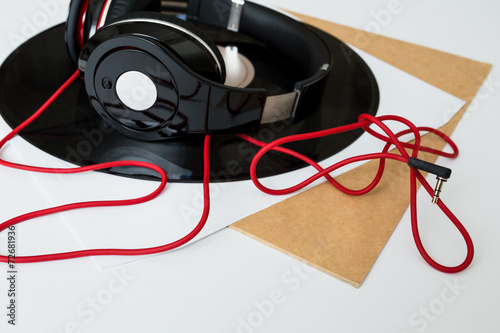 Board z aluminiowym obramowaniem Dj słuchawki na winylu
