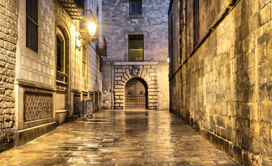 Fototapete - Wet narrow street in gothic quarter, Barcelona