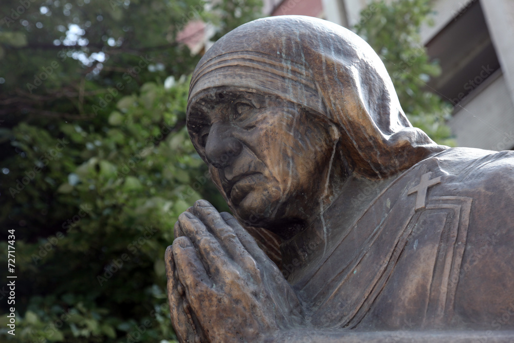 Mother Teresa monument in Skopje - obrazy, fototapety, plakaty 