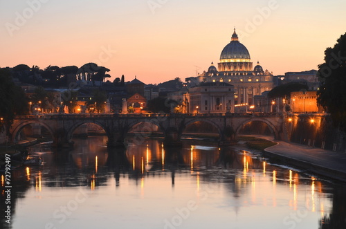 Zdjęcie XXL Malowniczy widok bazyliki św. Piotra nad Tybrem w Rzymie