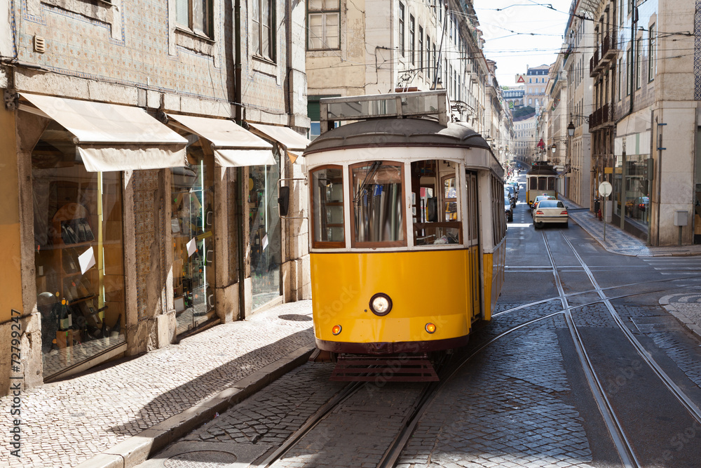 klasyczny-zolty-portugalski-tramwaj-poruszajacy-sie-po-ulicy