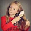 © mariesacha - jeune fille se brossant les cheveux