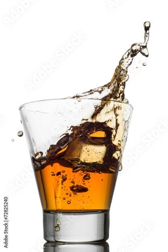 odosobneni-strzaly-whisky-z-plusnieciem-na-biel