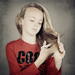 © mariesacha - jeune fille se coupant les cheveux