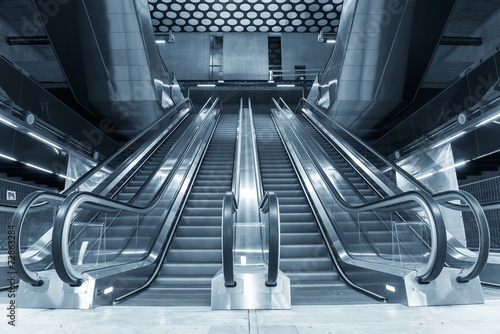 Fotografía Moving escalator in the business center