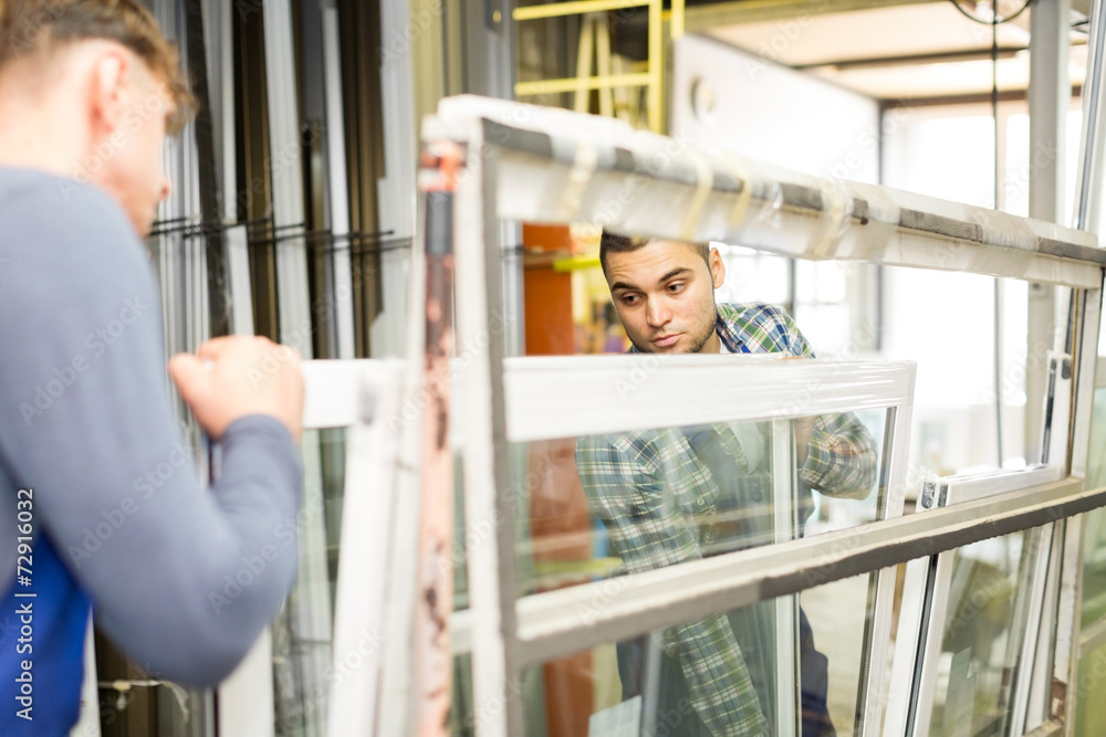 Письменный стол под окном. Установить пластиковые окна. Несколько рабочих окон. Кабинет стол у окна. Стол у окна в детской.