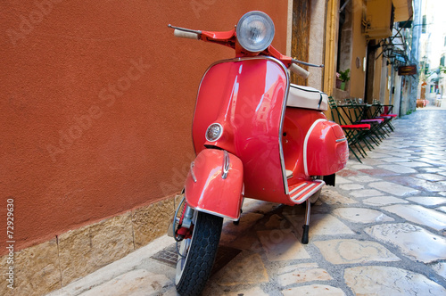 Fotografía Scooter de Vespa clásica en la calle Kerkyra