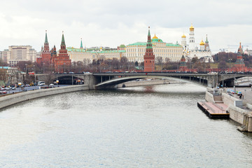 Canvas Print - Moskva River and Kremlin in Moscow in autumn day