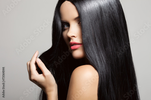 Cuadros en Lienzo Cabello. Hermosa chica morena. Pelo largo sano. Belleza Modelo W