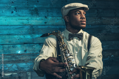Photographie Musicien de jazz afro-américaine avec saxophone en face du vieux wo