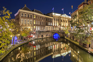 Fototapete - Canal in the historic center of Utrecht in the evening
