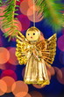 dekoracja bożonarodzeniowa, figurka aniołka na tle bokeh 