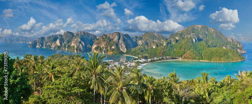 Fotografía Tropical island with resorts - Phi-Phi island, Krabi Province, T