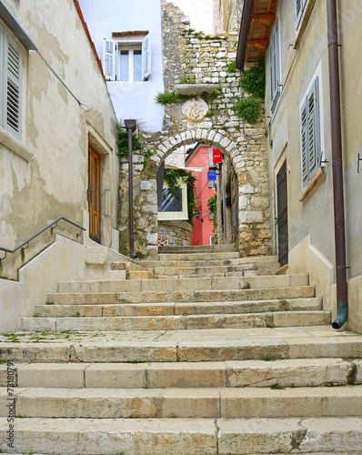 Obraz na płótnie canvas dwuczęściowy "dyptyk" Wąska uliczka w rovinj, historyczne stare miasto, istria, chorwacja