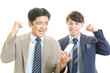 © Liza5450 - ガッツポーズの二人のビジネスマン