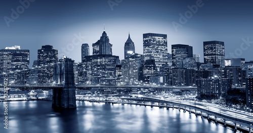 Naklejka samoprzylepna Manhattan i brooklyn bridge nocny widok