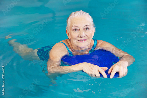 Fotografía Alte Frau beim Schwimmen mit Schwimmbrett